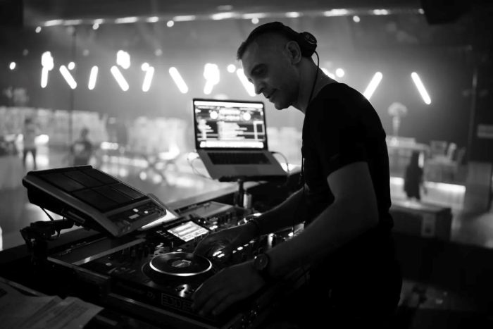 די ג'יי - אלדד בן סימון